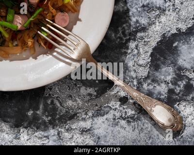 Gedünstetem Rosenkohl mit Karotten, Zwiebeln, grüne Linsen- und Schweinefleisch, Wurstwaren ein beliebtes Gericht in Polen, Deutschland und der Ukraine Stockfoto