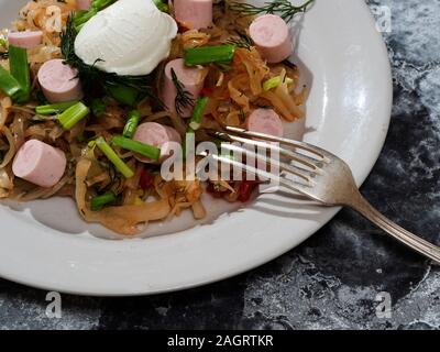 Gedünstetem Rosenkohl mit Karotten, Zwiebeln, grüne Linsen- und Schweinefleisch, Wurstwaren ein beliebtes Gericht in Polen, Deutschland und der Ukraine Stockfoto