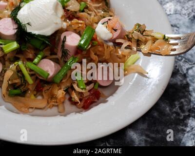 Gedünstetem Rosenkohl mit Karotten, Zwiebeln, grüne Linsen- und Schweinefleisch, Wurstwaren ein beliebtes Gericht in Polen, Deutschland und der Ukraine Stockfoto