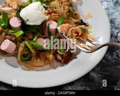 Gedünstetem Rosenkohl mit Karotten, Zwiebeln, grüne Linsen- und Schweinefleisch, Wurstwaren ein beliebtes Gericht in Polen, Deutschland und der Ukraine Stockfoto