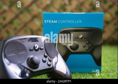 Dampf Controller aus, indem Sie das Ventil mit der Originalverpackung in ruhigen frühen kalten Morgen Stockfoto