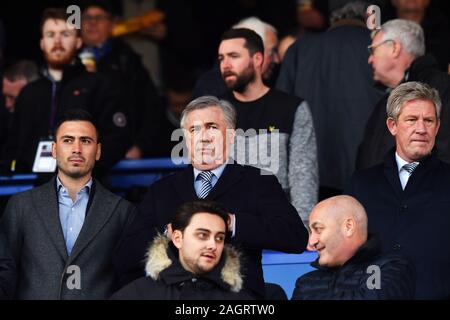 Everton manager Carlo Ancelotti (Mitte) mit Sohn Davide (links) und Direktor der Fußball Marcel Marken in der Standplätze während der Premier League Spiel im Goodison Park, Liverpool. Stockfoto