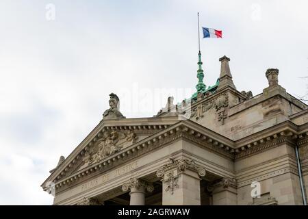 Straßburg, Paris/Frankreich - 14. Dezember, 2019: Nahaufnahme der historischen neo-griechischen Palais de Justice in Straßburg Stockfoto