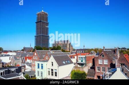Strosteeg und die St. Martins Dom Turm an einem sonnigen Tag, völlig von Gerüsten aufgrund von Renovierungsarbeiten umgeben. Utrecht, Netherla Stockfoto