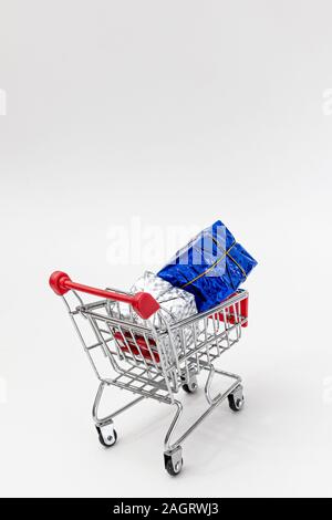 Lebensmittelgeschäft Warenkorb mit Urlaub das Neue Jahr Geschenke auf einem weißen isoliert einfachen Hintergrund. Flach. Speichern Sie den Raum. Postkarte Vorlage Stockfoto