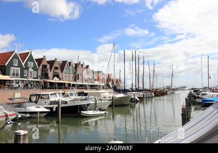 Der Hafen von Volendam. Die Niederlande, Europa. Stockfoto