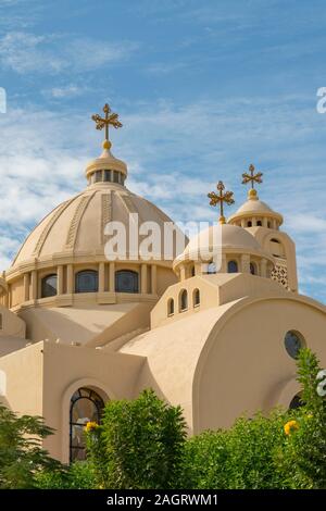 Die Koptische Orthodoxe Kirche in Sharm El Sheikh, Ägypten. Alle Heiligen Kirche. Konzept des gerechten Glauben. vertikale Foto. Stockfoto