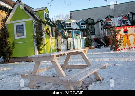 Dezember 7, 2019 - Longueuil, Quebec, Kanada: Mini Häuser und Mini Picknicktisch im Bereich für Kinder Park während Longueuil Chris Stockfoto