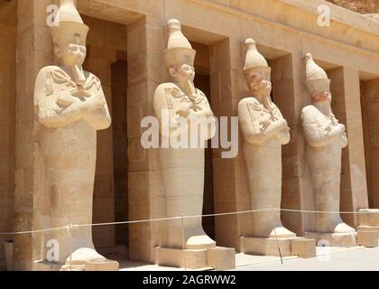 Eine Reihe von Statuen der Königin Hatschepsut als Osiris, der Gott der Toten, bei ihrem Tempel in Luxor (Theben), Ägypten. Stockfoto