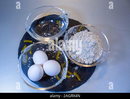 Glutenfreies Mehl, Eier und Wasser für Pastateig Stockfoto