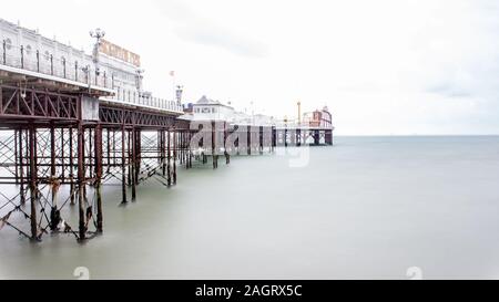 Langzeitbelichtung des berühmten Pier in Brighton, England Stockfoto