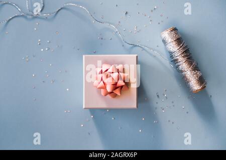 Geschenkverpackung auf blauem Hintergrund. Stockfoto