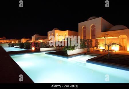 Luxury Home (orientalisch) mit Schwimmbad am Abend. Stockfoto