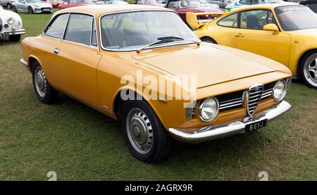 Drei Viertel der Vorderansicht eine Gelbe, 1967, Alfa Romeo Giulia Sprint GT Veloce auf Anzeige in der Auto Club Zone, der 2019 Silverstone Classic Stockfoto