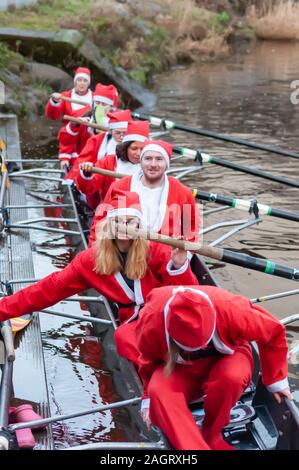 Glasgow, Schottland, Großbritannien. 21 Dezember, 2019: Glasgow Rowing Club alljährliche Santa Reihe auf den Fluss Clyde zu Kapital für die beatson Krebs Liebe. Credit: Skully/Alamy leben Nachrichten Stockfoto