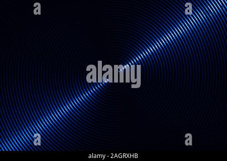 Eine Nahaufnahme Makro Foto von kreisförmigen Stahl gebürstet Metall Textur mit einer Diagonale blaue Linie Stockfoto