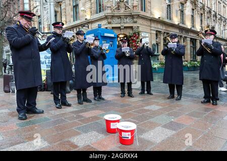 Glasgow, UK. 21. Dezember 2019. Am letzten Samstag vor Weihnachten einkaufen, Tausende von Kunden in Scharen in das Stadtzentrum von Glasgow auf die Straße Unterhaltung durch Govan Zweig der Heilsarmee, die internationale Lebensmittel auf den Märkten und die vielen executive Geschäfte in der Buchanan Street, Glasgow's tyle Meile" bekannt. Credit: Findlay/Alamy Nachrichten Stockfoto