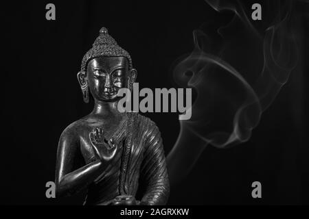 Eine religiöse dekorative Buddha Figur in Schwarz und Weiß mit Kopie Raum Stockfoto