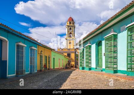 Blick auf die Straße und der Glockenturm von Trinidad, Kuba Stockfoto