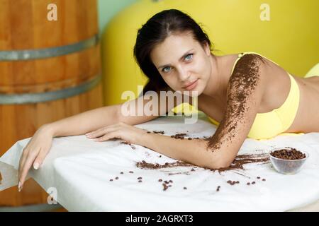 Frau brunette getting Kaffee Peeling Behandlung in Schönheit oder Spa Salon Stockfoto