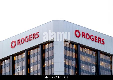 Calgary, Alberta. Kanada 20.Dezember 2019. Rogers CommunicationsTelecommunications Firma, Gebäude Zeichen top in Downtown Calgary. Rogers Partner mit der Stockfoto