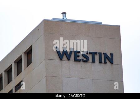 Calgary, Alberta. Kanada 20.Dezember 2019. The Westin Hotel top Zeichen von einem Gebäude. Der gewerkschaftlich organisierten Beschäftigten starten Arbeitsniederlegung im Westin Hotels. Illustrative Stockfoto