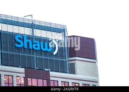 Calgary, Alberta. Kanada 20.Dezember 2019. Shaw Communications Telecommunications Company Zeichen von oben auf einem Gebäude Lage in Calgary. Kabel Verluste Stockfoto