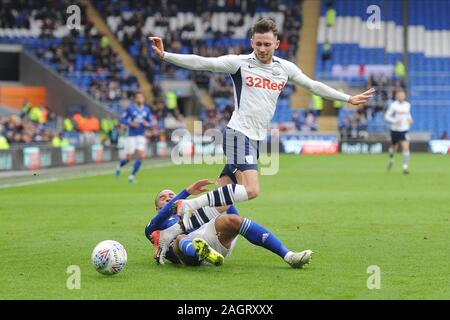 CARDIFF, WALES - Dezember 21 ST Alan Browne von Preston North End bricht durch die Cardiff Verteidigung während der Sky Bet Championship Match zwischen Cardiff City und Preston North End an der Cardiff City Stadium, Cardiff am Samstag, den 21. Dezember 2019. (Credit: Jeff Thomas | MI Nachrichten) das Fotografieren dürfen nur für Zeitung und/oder Zeitschrift redaktionelle Zwecke verwendet werden, eine Lizenz für die gewerbliche Nutzung Kreditkarte erforderlich: MI Nachrichten & Sport/Alamy leben Nachrichten Stockfoto