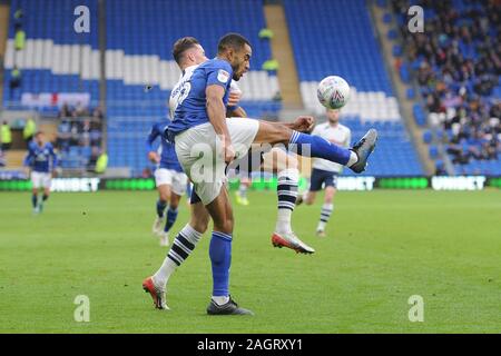 CARDIFF, WALES - Dezember 21 ST Alan Browne von Preston North End und Curtis Nelson von Cardiff City während der Sky Bet Championship Match zwischen Cardiff City und Preston North End an der Cardiff City Stadium, Cardiff am Samstag, den 21. Dezember 2019. (Credit: Jeff Thomas | MI Nachrichten) das Fotografieren dürfen nur für Zeitung und/oder Zeitschrift redaktionelle Zwecke verwendet werden, eine Lizenz für die gewerbliche Nutzung Kreditkarte erforderlich: MI Nachrichten & Sport/Alamy leben Nachrichten Stockfoto