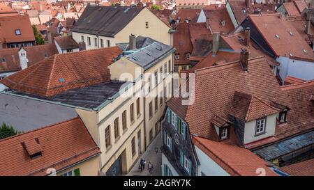 Bamberg 2019. Dächer und Straßen der Stadt an einem sonnigen aber bewölkt Sommermorgen. August 2019 in Bamberg. Stockfoto