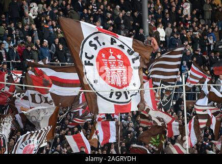 Hamburg, Deutschland. 21 Dez, 2019. Fussball: 2. Fussballbundesliga, 18. Spieltag: FC St. Pauli - Arminia Bielefeld im Millerntor Stadion. Die Hamburger Fans sind wehenden Fahnen. Credit: Daniel Bockwoldt/dpa - WICHTIGER HINWEIS: In Übereinstimmung mit den Vorschriften der DFL Deutsche Fußball Liga und der DFB Deutscher Fußball-Bund ist es untersagt, zu verwerten oder im Stadion und/oder aus dem Spiel genommen Fotografien in Form von Bildern und/oder Videos - wie Foto serie genutzt haben./dpa/Alamy leben Nachrichten Stockfoto