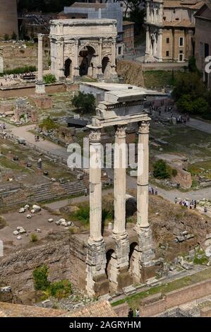 Rom. Italien. Forum Romanum (Forum Romanum/Foro Romano), verbleibenden korinthischen Säulen des Tempels von Castor & Pollux (Tempio dei Dioscuri), 495 v. Chr., für Stockfoto