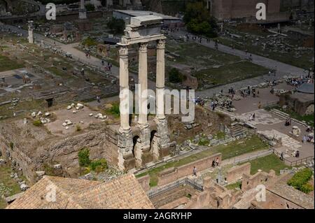 Rom. Italien. Forum Romanum (Forum Romanum/Foro Romano), verbleibenden korinthischen Säulen des Tempels von Castor & Pollux (Tempio dei Dioscuri), 495 v. Chr.. Stockfoto