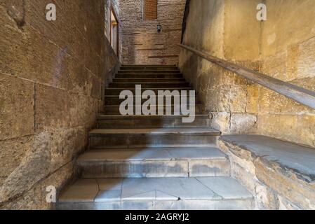 Tag schoss der alten schmalen Stein Treppe, die zu Stein Ziegel Wand mit geschlossenem Fenster, alte Kairo, Ägypten Stockfoto