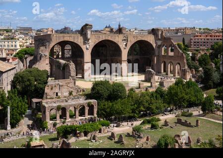 Rom. Italien. Forum Romanum (Forum Romanum/Foro Romano), bleibt der Basilika von Maxentius und Konstantin (Basilika von massenzio), 312 AD. Stockfoto