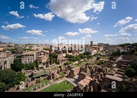 Rom. Italien. Blick auf das Forum Romanum (Forum Romanum/Foro Romano) vom Palatin. Im Vordergrund sind die Reste des Hauses des Vestals, bey Stockfoto