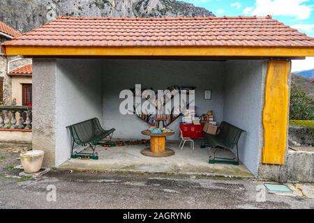 Outdoor Bibliothek mit Bücherregalen, Tisch und Sitzgelegenheiten, Niaux, Frankreich Stockfoto