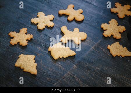 Eine Vielzahl von Lebkuchen cookies auf einem dunklen Hintergrund mit kopieren. Weihnachten Zusammensetzung, Postkarte Vorlage. Flach Stockfoto