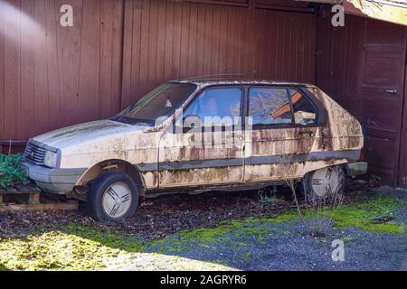 Alte, verlassene weisse junk Auto, Ariège, Frankreich Stockfoto