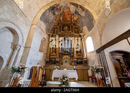 Retablo y pinturas del Abside, Iglesia de Nuestra Señora del Rivero, Siglo XII, San Esteban de Gormaz, Soria, Comunidad Autónoma de Castilla, Spanien, Europa. Stockfoto