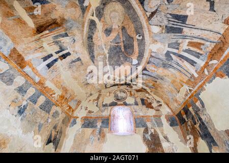 Pantokrator, Tribunal del juicio Final y veinticuatro ancianos del Apocalipsis, Fresko románico en el ábside, Ermita de San Miguel, siglo VII, construida Durante el reinado visigodo de Wamba, Osma, Soria, Comunidad Autónoma de Castilla, Spanien, Europa. Stockfoto