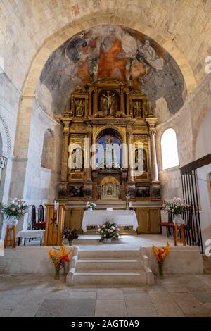 Retablo y pinturas del Abside, Iglesia de Nuestra Señora del Rivero, Siglo XII, San Esteban de Gormaz, Soria, Comunidad Autónoma de Castilla, Spanien, Europa. Stockfoto