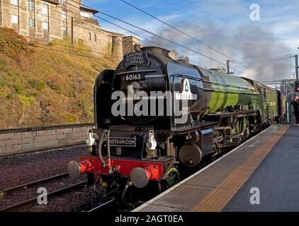 Waverley Station, Edinburgh, Schottland. 21.. Dezember 2019 die Ankunft der Tornado-Dampflokomotive, die 11 Wagen zieht, stellte die Railway Touring Company eine Dampflokomotive bereit. Stockfoto