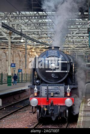 Waverley Station, Edinburgh, Schottland. 21.. Dezember 2019 die Ankunft der Tornado-Dampflokomotive, die 11 Wagen zieht, stellte die Railway Touring Company eine Dampflokomotive bereit. Stockfoto