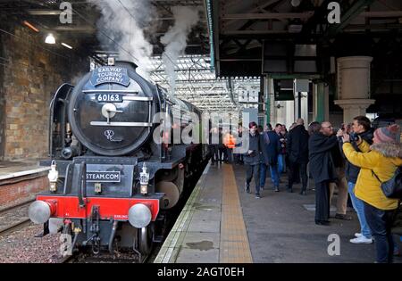 Waverley Station, Edinburgh, Schottland. 21.. Dezember 2019 die Ankunft der Tornado-Dampflokomotive, die 11 Wagen zieht, stellte die Railway Touring Company eine Dampflokomotive bereit. Stockfoto