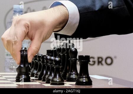 Jerusalem, Israel. Dezember, 2019 21. IAN NEPOMNIACHTCHI, 29, aus Russland, konkurriert gegen Yi von China in Runde 4, Spiel 1, Finale, die letzte Etappe der World Chess Championship Zyklus mit Jerusalems Notre Dame entfernt. Nur zwei Wettbewerber bleiben der Top grand Der 16 World Masters, der das Turnier in ihrem Kampf für ein 800.000 Euro Preisgeld begann, zwei Punkte in Kandidaten für das nächste Jahr Turnier und eine Chance zu Gesicht der amtierende Weltmeister, Magnus Carlsen, 2020 Meisterschaft übereinstimmen. Das Turnier hat einen knock out-Format mit 16 Spielern am Start. Um zu gewinnen, muss ein Spieler besiegen oppon Stockfoto