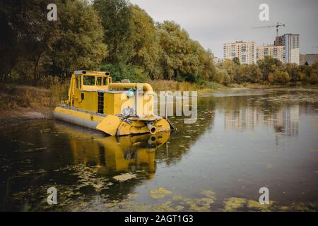 Reinigung der See mit der Hilfe von einem Bagger boot Gericht in der Ukraine Stockfoto