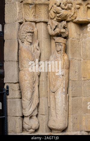 Virgen María y el Arcángel, escena de La Anunciación, Puerta de Los Abuelos, Iglesia de San Juan, Laguardia Alava, País Vasco, Spanien. Stockfoto