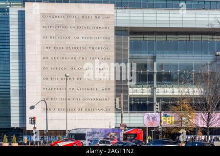 Washington DC, 12. 19. 2019. Erste Änderung der Verfassung der Vereinigten Staaten ist auf der Vorderseite des Newseum geschnitzt, an der Pennsylvania Avenue in Washington, DC. T Stockfoto