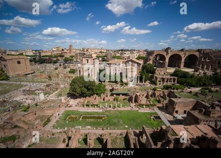 Rom. Italien. Blick auf das Forum Romanum (Forum Romanum/Foro Romano) vom Palatin. Stockfoto